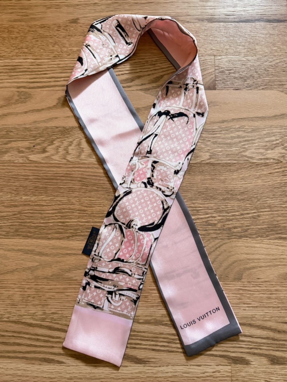 Certified authentic LOUIS VUITTON ROSE POUDRE MONOGRAM TRUNKS BANDEAU SILK SCARF - Picture 4 of 8